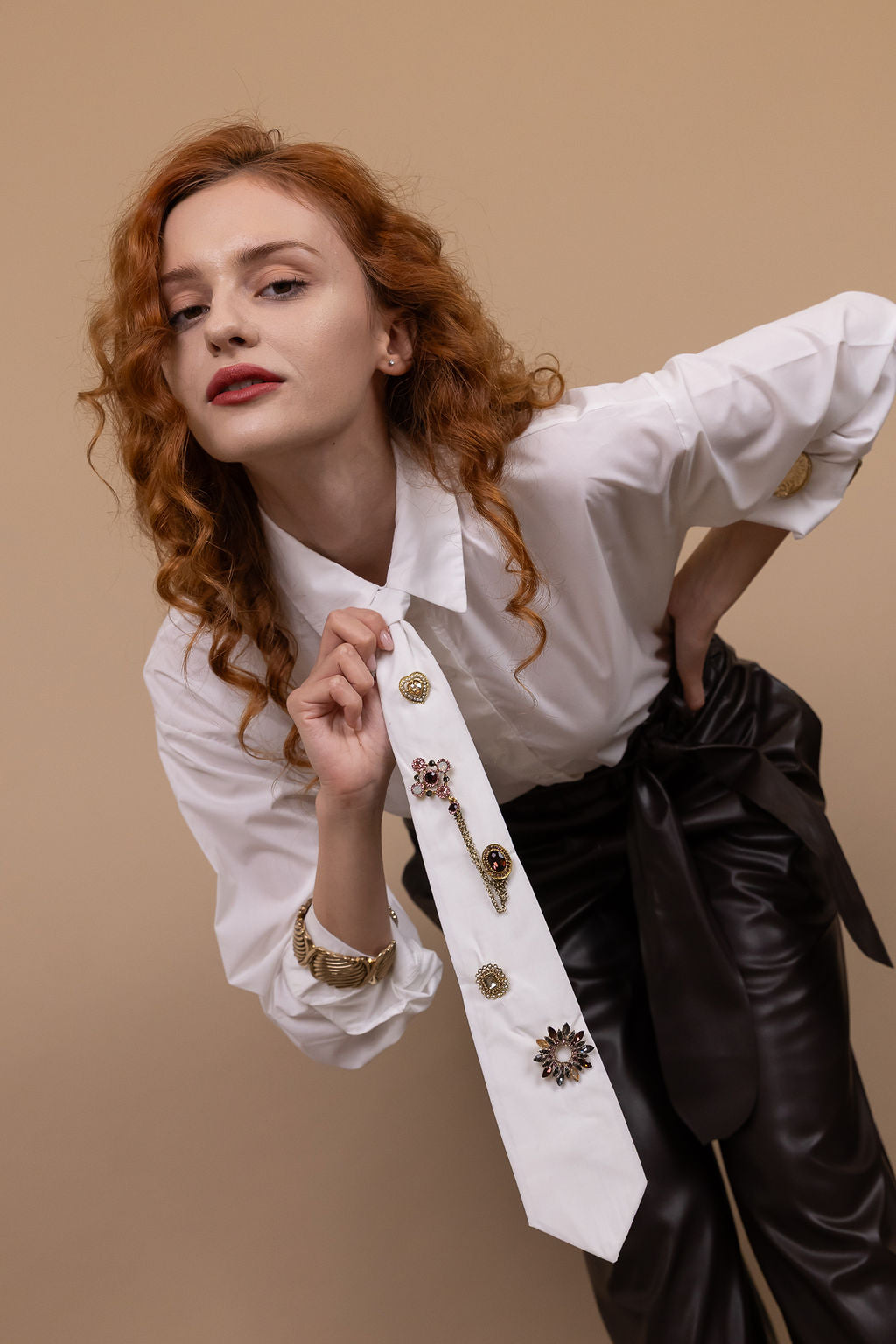 Camicia Rihanna - con cravatta